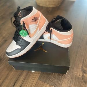 Jordan 1 Mid ‘Arctic Orange’